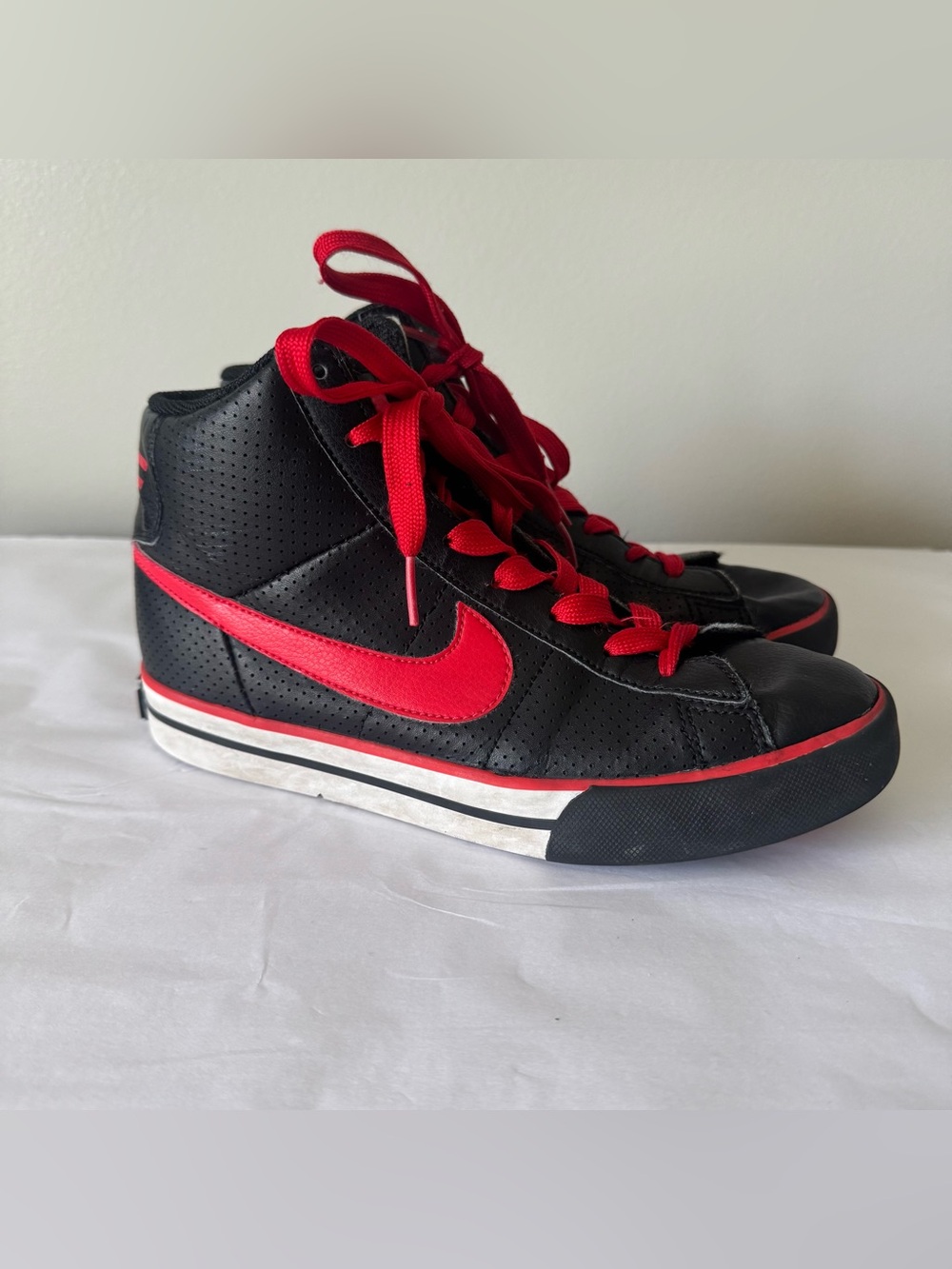 NIKE Size 5 Boys Black and Red Sneakers Shoes - High Top